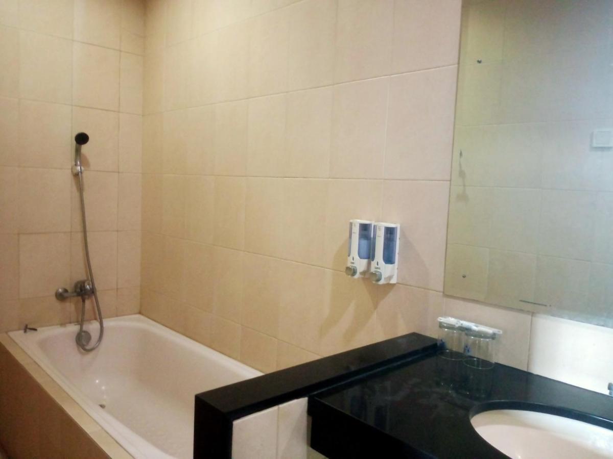 בנדונג Oyo 90102 Edotel Hotel By Dbest Hospitality מראה חיצוני תמונה